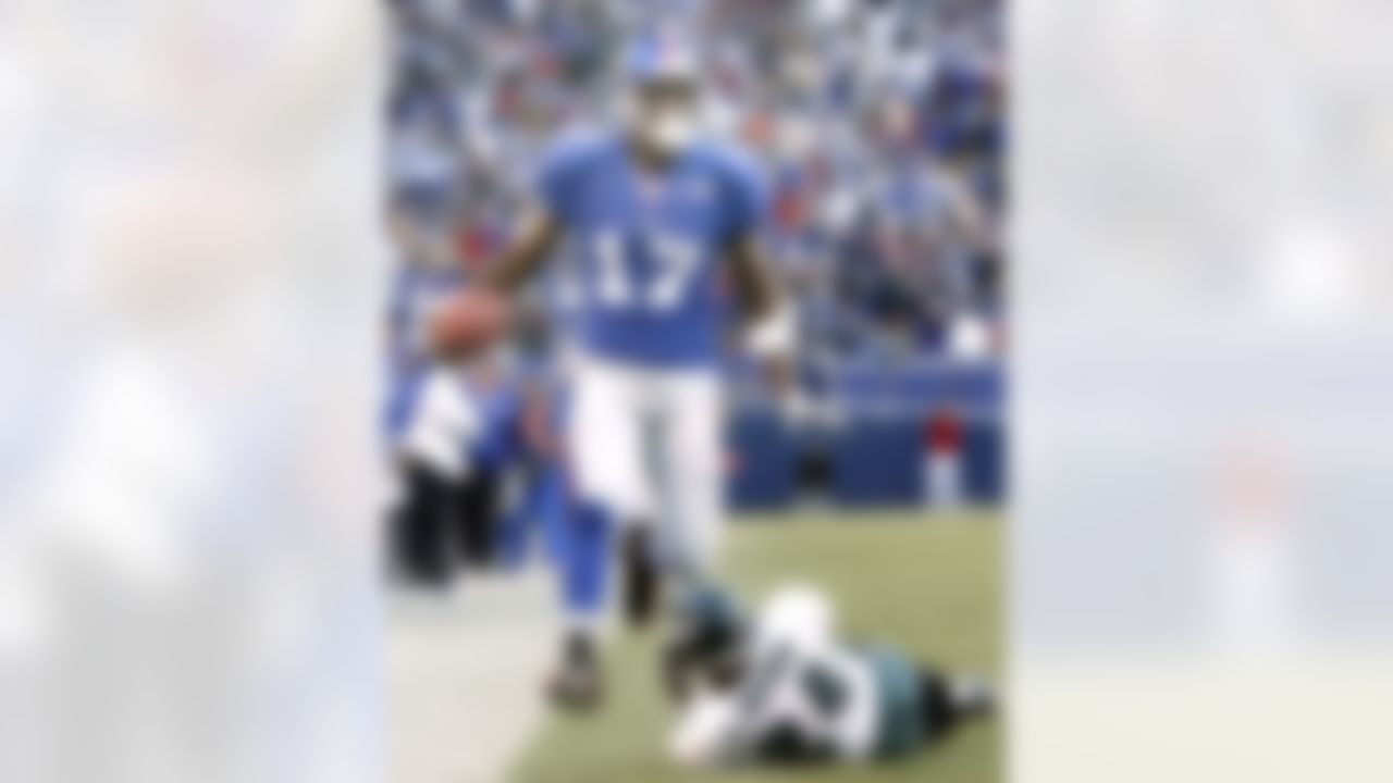 The New York Giants' Plaxico Burress, left, runs down the sideline past the Philadelphia Eagles' Sheldon Brown enroute to a 61-yard reception and touchdown in the fourth quarter at Giants Stadium in East Rutherford, N.J. , Sunday, Nov. 20, 2005. (AP Photo/Gregory Bull)