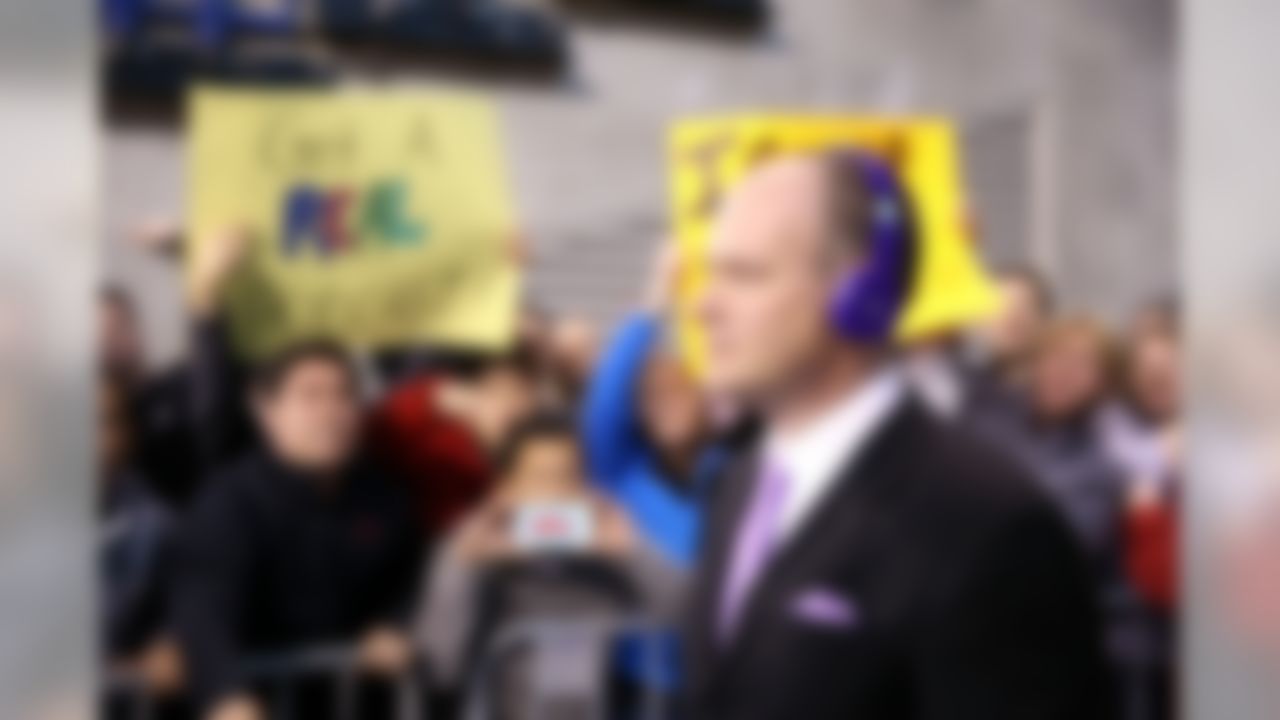 NFL Network's Rich Eisen prepares to run the 40-yard dash during the NFL Scouting Combine at Lucas Oil Stadium in Indianapolis, IN., on Feb. 24, 2014. (Ben Liebenberg/NFL)