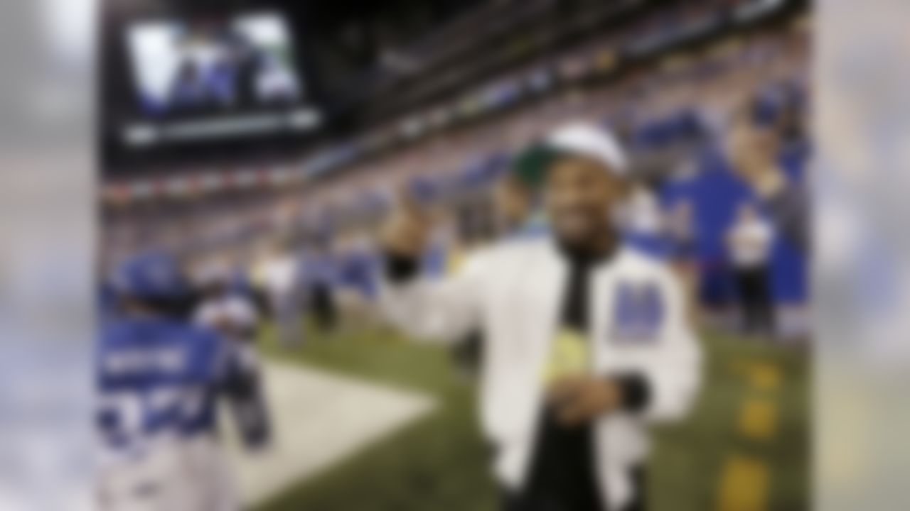 Actor Mike Epps poses for a picture on the sideline before an NFL football game between the Indianapolis Colts and the Denver Broncos, Sunday, Oct. 20, 2013, in Indianapolis. (AP Photo/AJ Mast)