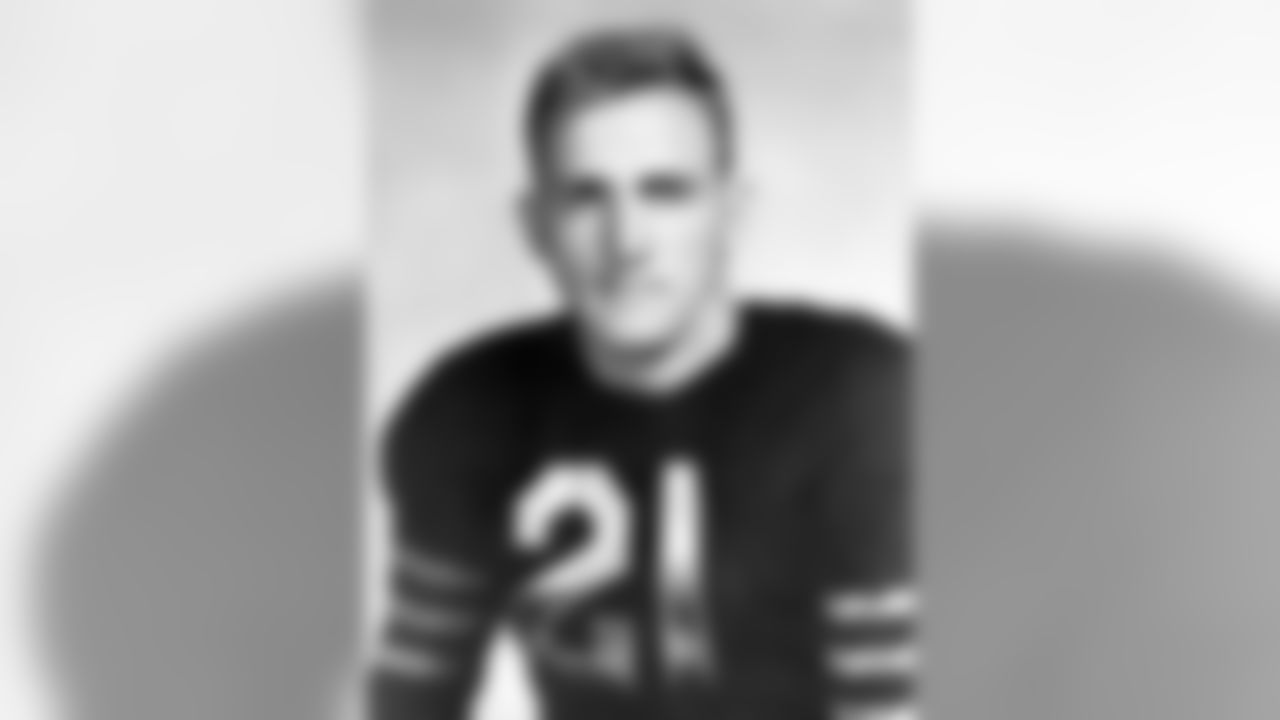 Chicago Bears offensive lineman Dan Fortmann (21) is shown, Sept. 9, 1940, in Chicago, Ill. (Pro Football Hall of Fame)