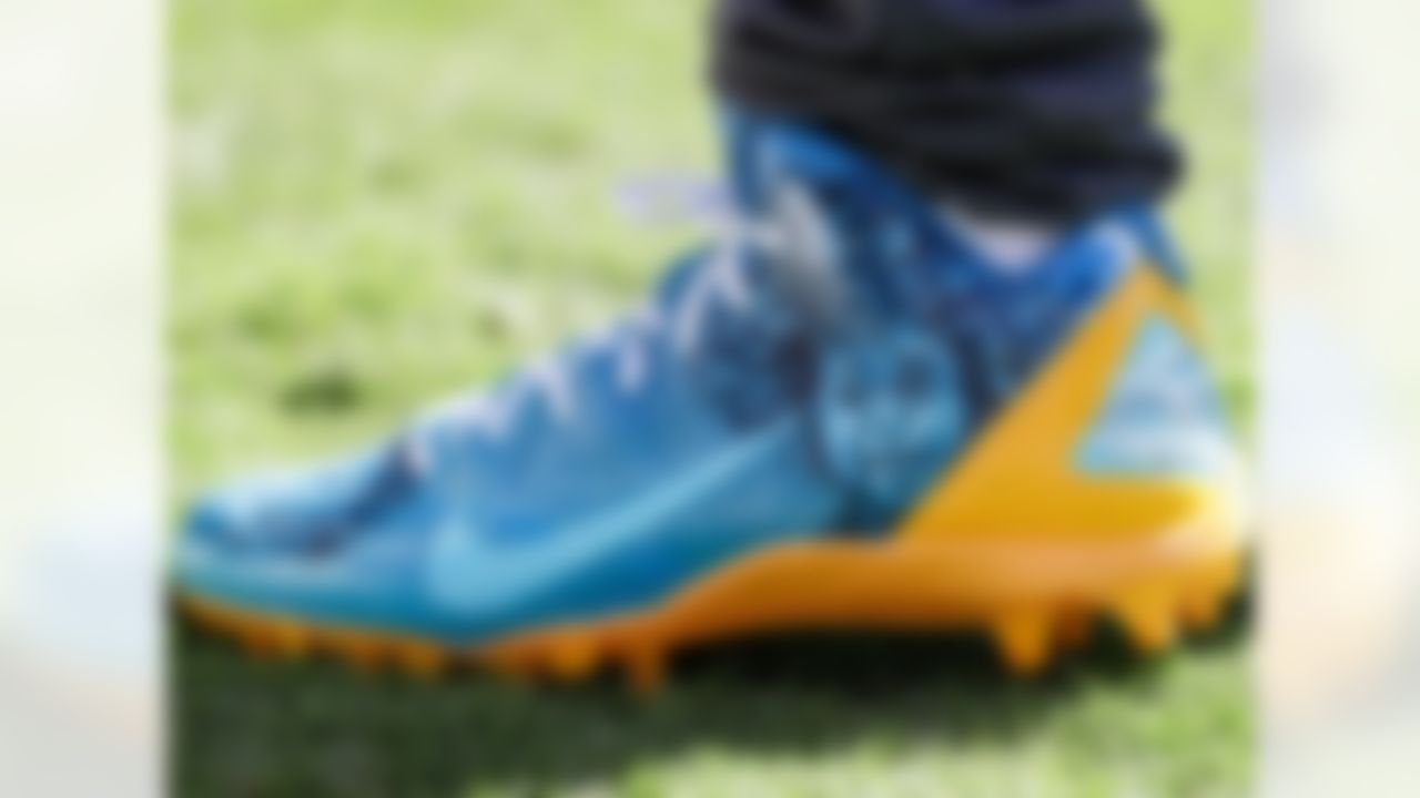 Antonio Brown chose to feature his kids on his cleats this week and the adorable tribute looked awesome. Well done AB.