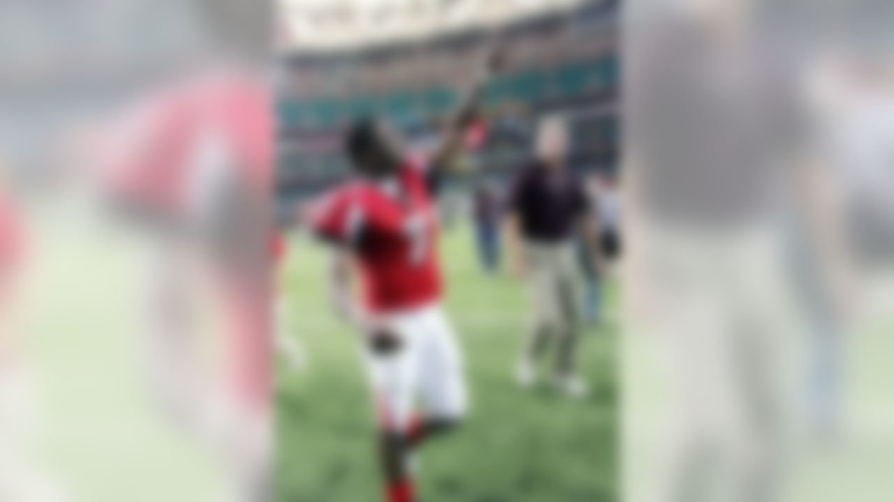 Atlanta Falcons quarterback Michael Vick acknowledges the crowd as he leaves the field after the Falcons beat the Oakland Raiders 35-10 to clinch the NFC South at the Georgia Dome in Atlanta, Sunday, Dec. 12, 2004. (AP Photo/John Amis)