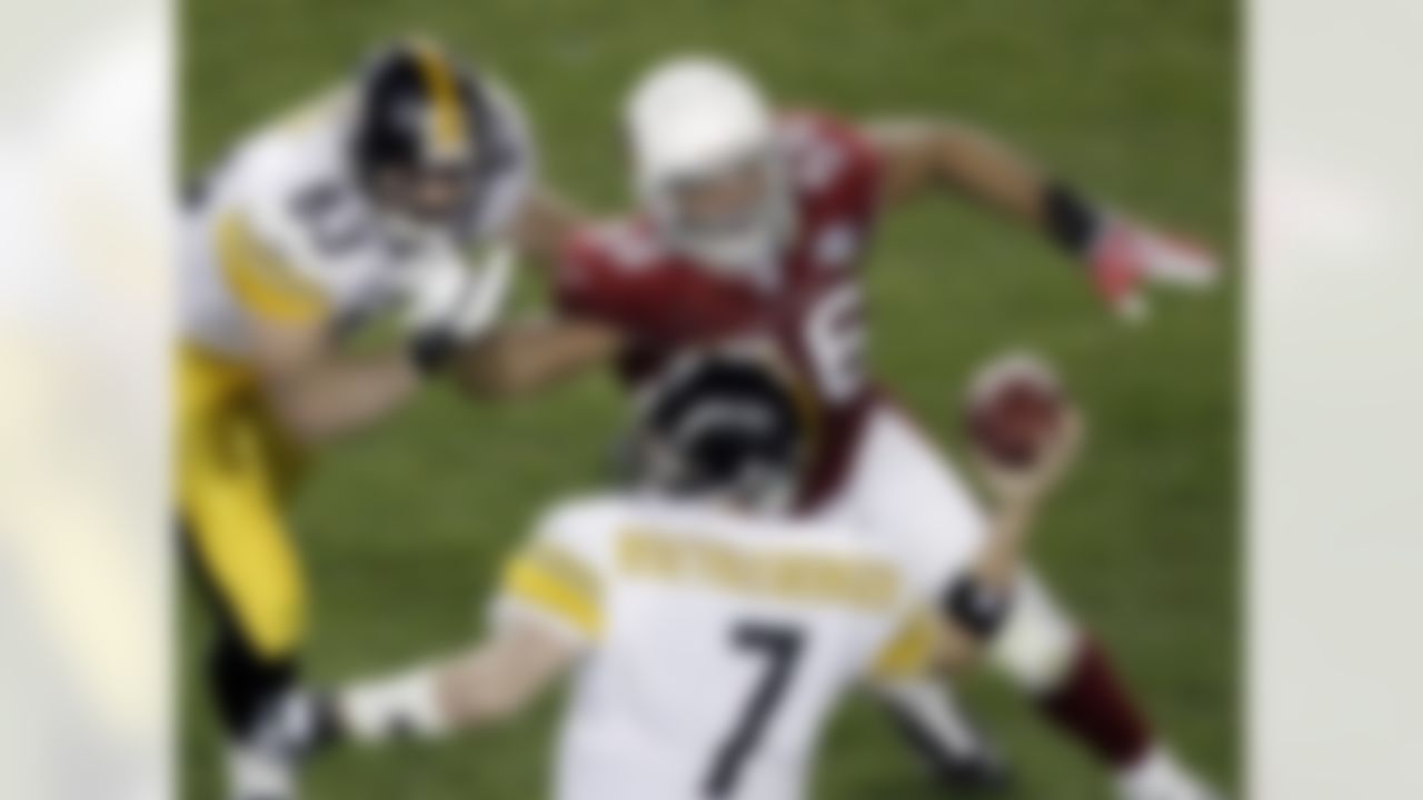 Pittsburgh Steelers quarterback Ben Roethlisberger (7) throws a pass as his teammate Heath Miller(83) holds off Arizona Cardinals defensive end Chike Okeafor during the fourth quarter of the NFL Super Bowl XLIII football game, Sunday, Feb. 1, 2009, in Tampa, Fla. (AP Photo/Charlie Riedel)