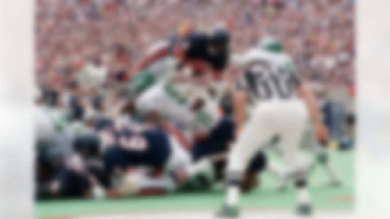 Chicago Bears running back Walter Payton is airborne as he plunges into the endzone for his 100th career touchdown in third quarter action against the Philadelphia Eagles in Chicago, Ill., Sept. 14, 1986. (Mark Elias/Associated Press)