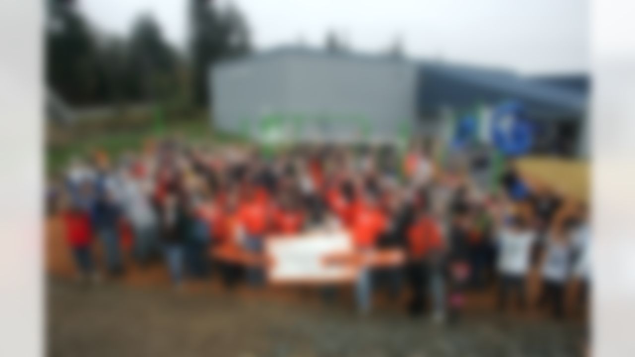 The Home Depot Neighborhood MVP Program honors Bobby Engram of the Seattle Seahawks. (Photo by Ernie Masche/CIA Stock Photography Inc.)