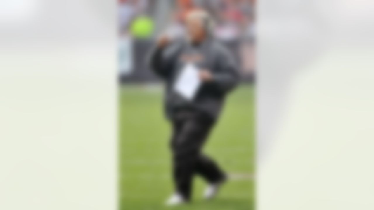Cleveland Browns defensive coordinator Rob Ryan runs onto the field during an NFL football game against the New York Jets in Cleveland. (AP Photo/David Richard)