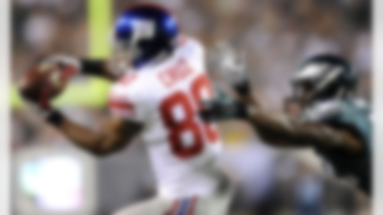 New York Giants wide receiver Victor Cruz (80) makes a catch against Philadelphia Eagles cornerback Brandon Boykin during the first half of an NFL football game, Sunday, Sept. 30, 2012, in Philadelphia. (AP Photo/Michael Perez)