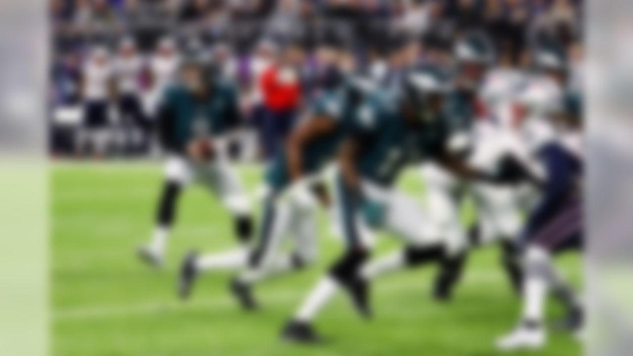 Philadelphia Eagles quarterback Nick Foles (9) turns to hand off the ball.
