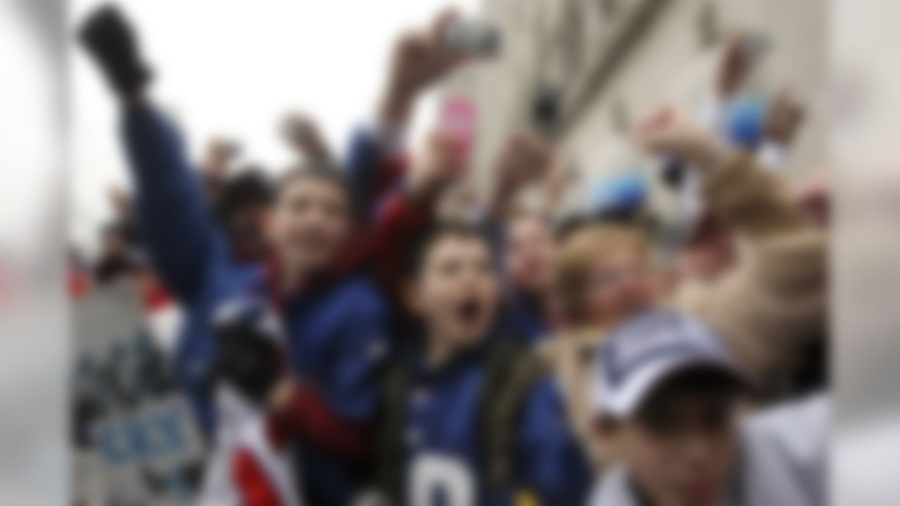 NEW YORK - FEBRUARY 05: New York Giants fans cheer as players pass by on floats during the New York Giants Superbowl XLII victory parade February 5, 2008 in New York City. (Photo by Chris McGrath/Getty Images)