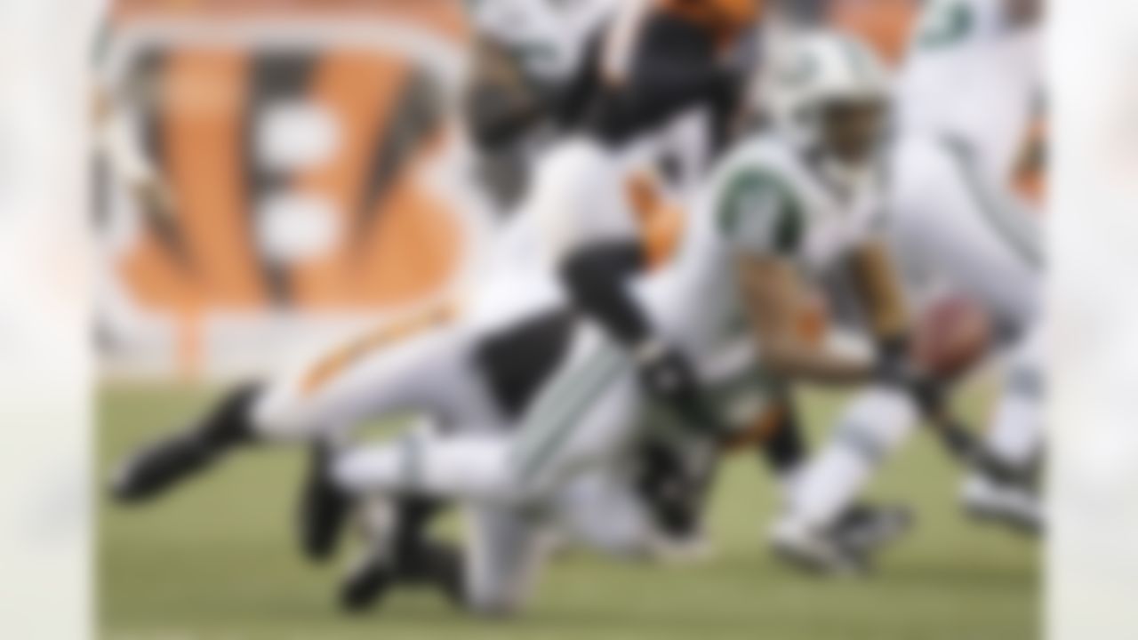 New York Jets quarterback Brad Smith (16) pitches the ball while being tacked by Cincinnati Bengals linebacker Dhani Jones during the first half of an NFL wild-card playoff football game, Saturday, Jan. 9, 2010, in Cincinnati (AP Photo/Rob Carr)
