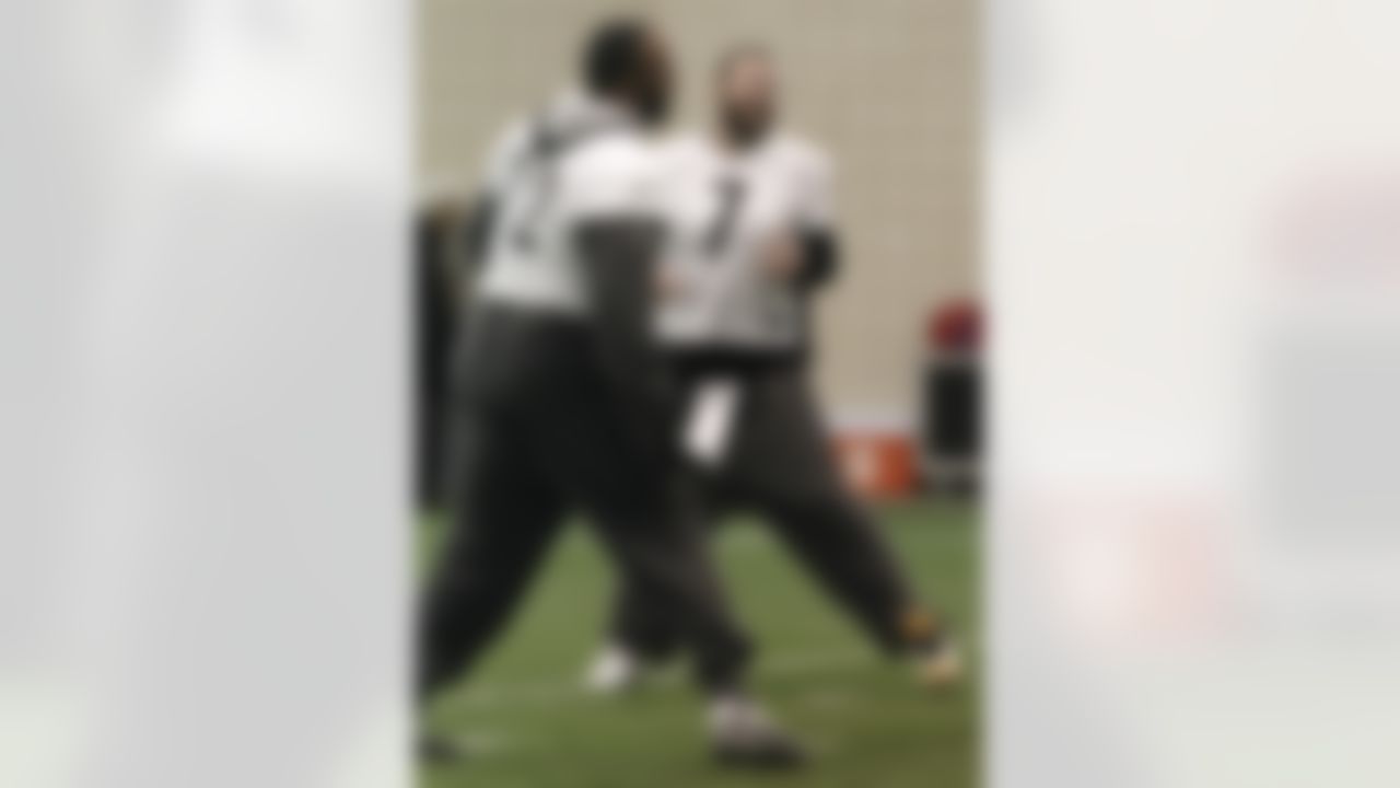 Pittsburgh Steelers quarterback Ben Roethlisberger (7) and offensive tackle Jonathan Scott (72) stretch during practice on Thursday, Feb. 3, 2011, in Fort Worth, Texas. The Steelers will play the Green Bay Packers in NFL football Super Bowl XLV Sunday, Feb. 6. (AP Photo/Mark Humphrey)