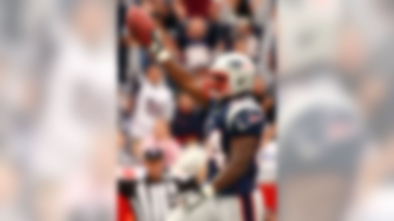 FOXBORO, MA - OCTOBER 07: Benjamin Watson #84 of the New England Patriots celebrates his touchdown in the fourth quarter against the Cleveland Browns on October 7, 2007 at Gillette Stadium in Foxboro, Massachusetts. The Patriots defeated the Browns 34-17. (Photo by Elsa/Getty Images)
