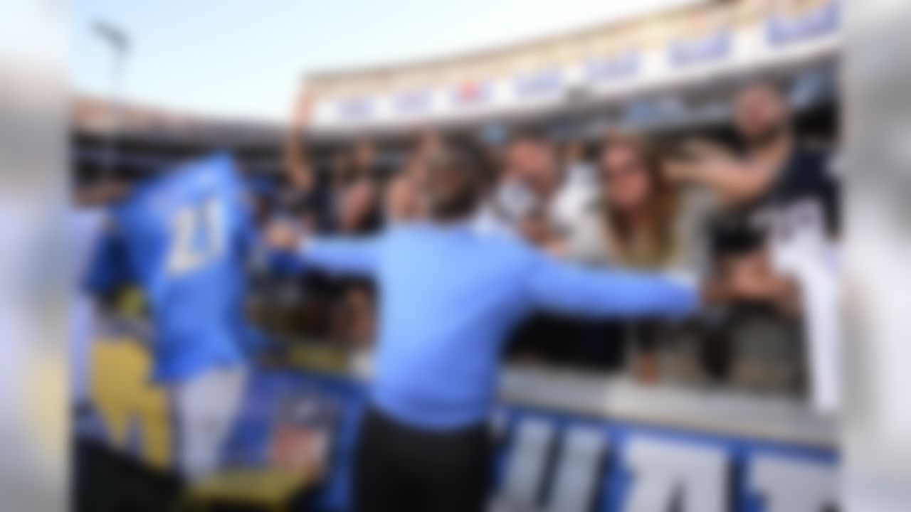 Former San Diego Chargers running back LaDainian Tomlinson poses with fans. The Chargers retired Tomlinson�s No. 21 and inducted him into the team Hall of Fame during a halftime ceremony. (AP Photo/Denis Poroy)