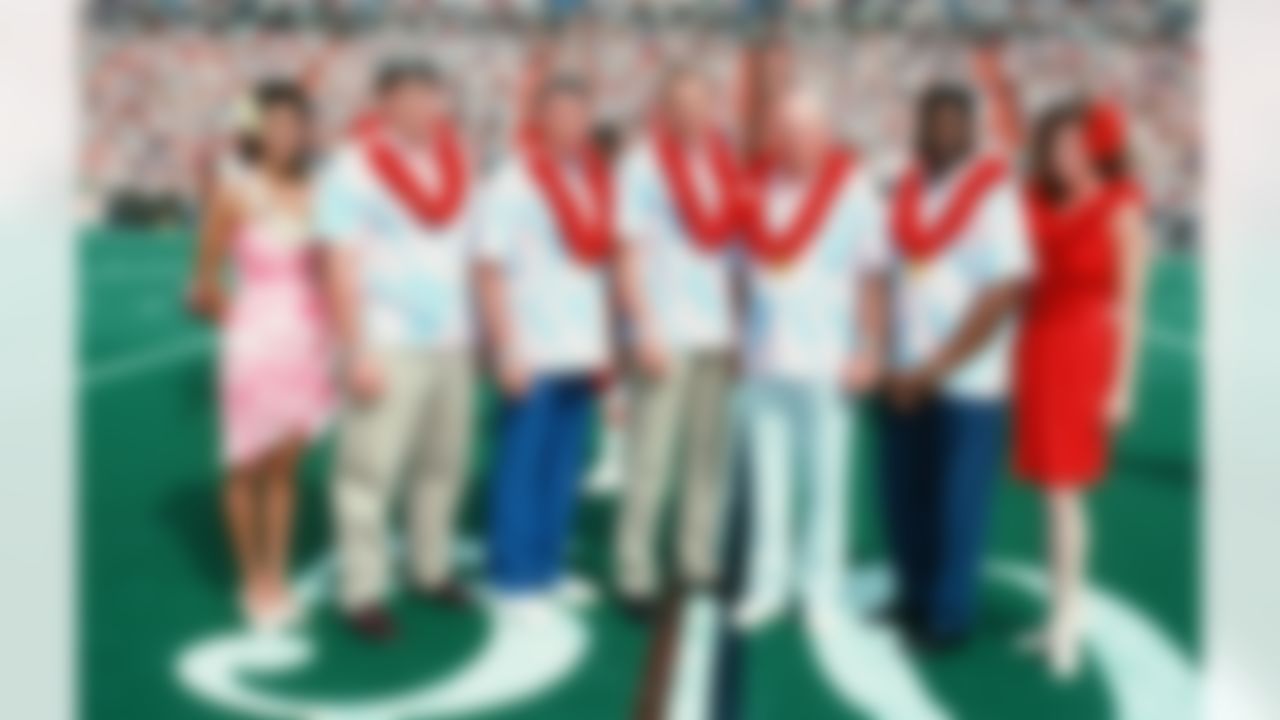 (L-R) New England Patriots guard John Hannah, Chicago Bears lineman Stan Jones, Kansas City Chiefs kicker Jan Stenerud, Dallas Cowboys general manager Tex Schramm, Houston Oilers running back Earl Campbell and hula girls pose for a photo as members of the 1991 Pro Football Hall of Fame Class at the 1991 Pro Bowl between the AFC & the NFC on February 3, 1991 in Honolulu, Hawaii. (AP Photo/Paul Spinelli)
