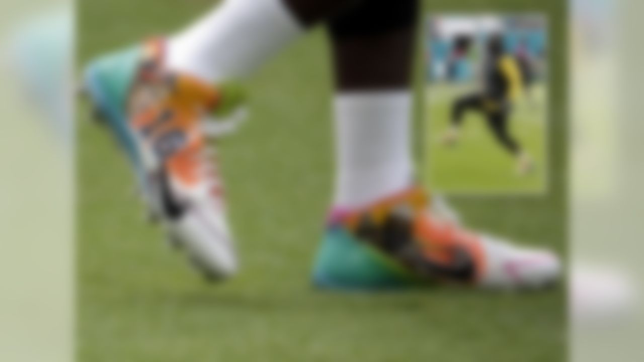 For a third straight week, Antonio Brown paid tribute to fallen athletes (Muhammed Ali & Arnold Palmer the past two weeks) by featuring MMA/Street Fighting Legend Kimbo Slice and Miami Marlins ace Jose Fernandez on his cleats.  Both of the athletes were prominent figures in Miami (where Brown is from) and were very fitting for the Steelers' game against the Dolphins.