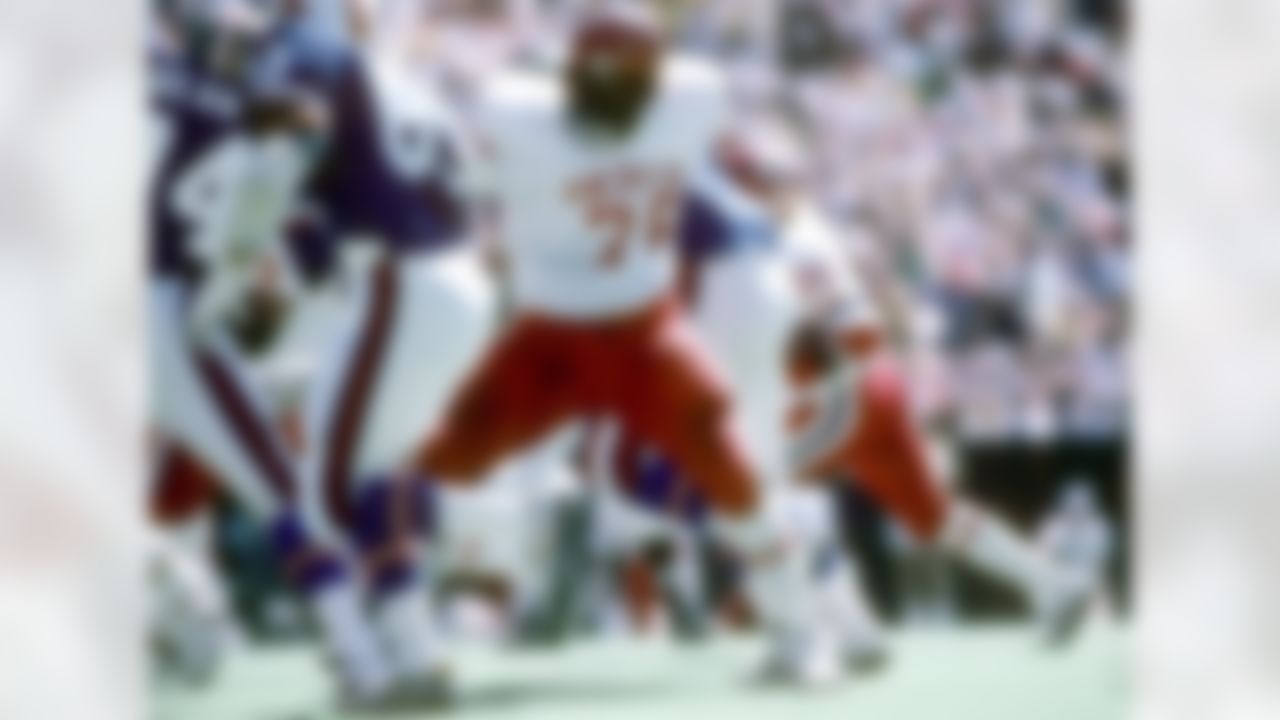 Cincinnati Bengals tackle Anthony Munoz (78) blocks as Tampa Bay Buccaneers defensive end Lee Roy Selmon (63) rushes the passer during the NFL Pro Bowl, a 16-13 AFC victory on January 31, 1982, at Aloha Stadium in Honolulu, Hawaii. (National Football League)