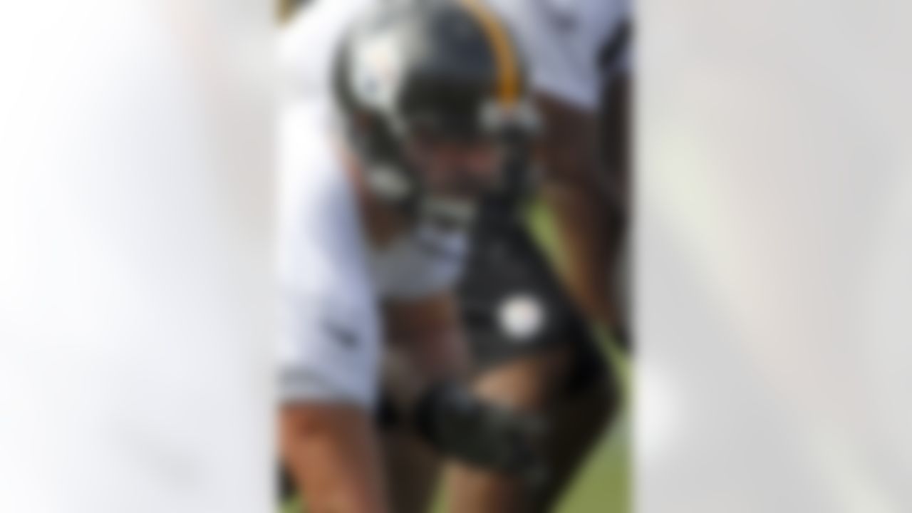 Pittsburgh Steelers guard David DeCastro lines up at scrimmage during practice at NFL football training camp in Latrobe, Pa., Friday, July 27, 2012 . (AP Photo/Keith Srakocic)