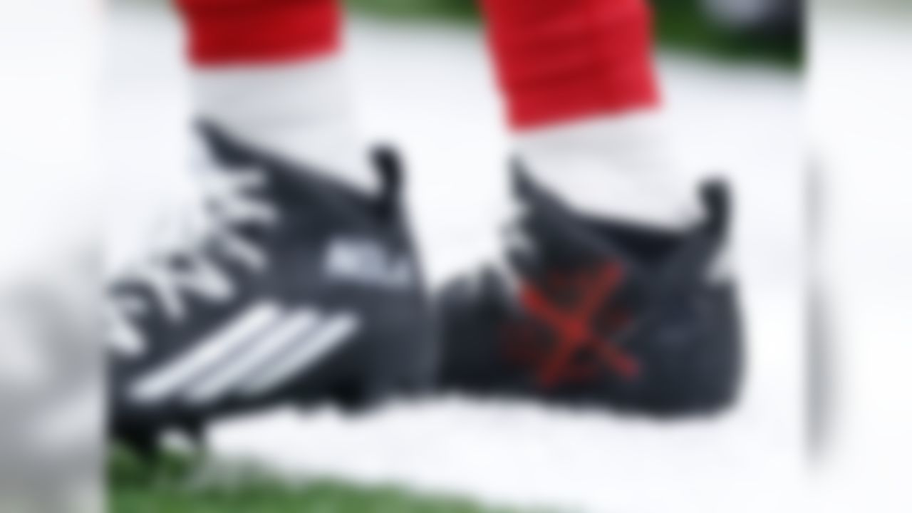 On Monday Night Football, Atlanta Falcons Deion Jones chose to put the same thing on his cleats as was painted on his home during Hurricane Katrina. "Top: Denotes the day. Bottom: Gives the number of victims found dead. Left: identifies the rescue team. Right: Current hazards." - Via the Atlanta Falcons team twitter account.
A truly powerful reminder of how devastating hurricane Katrina was.