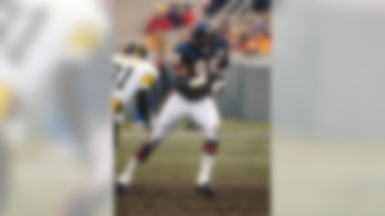 Chicago Bears defensive end Richard Dent races past Pittsburgh Steelers defensive end Jeff Graham in a 30-6 win on December 13, 1992 at Soldier Field. (National Football League)