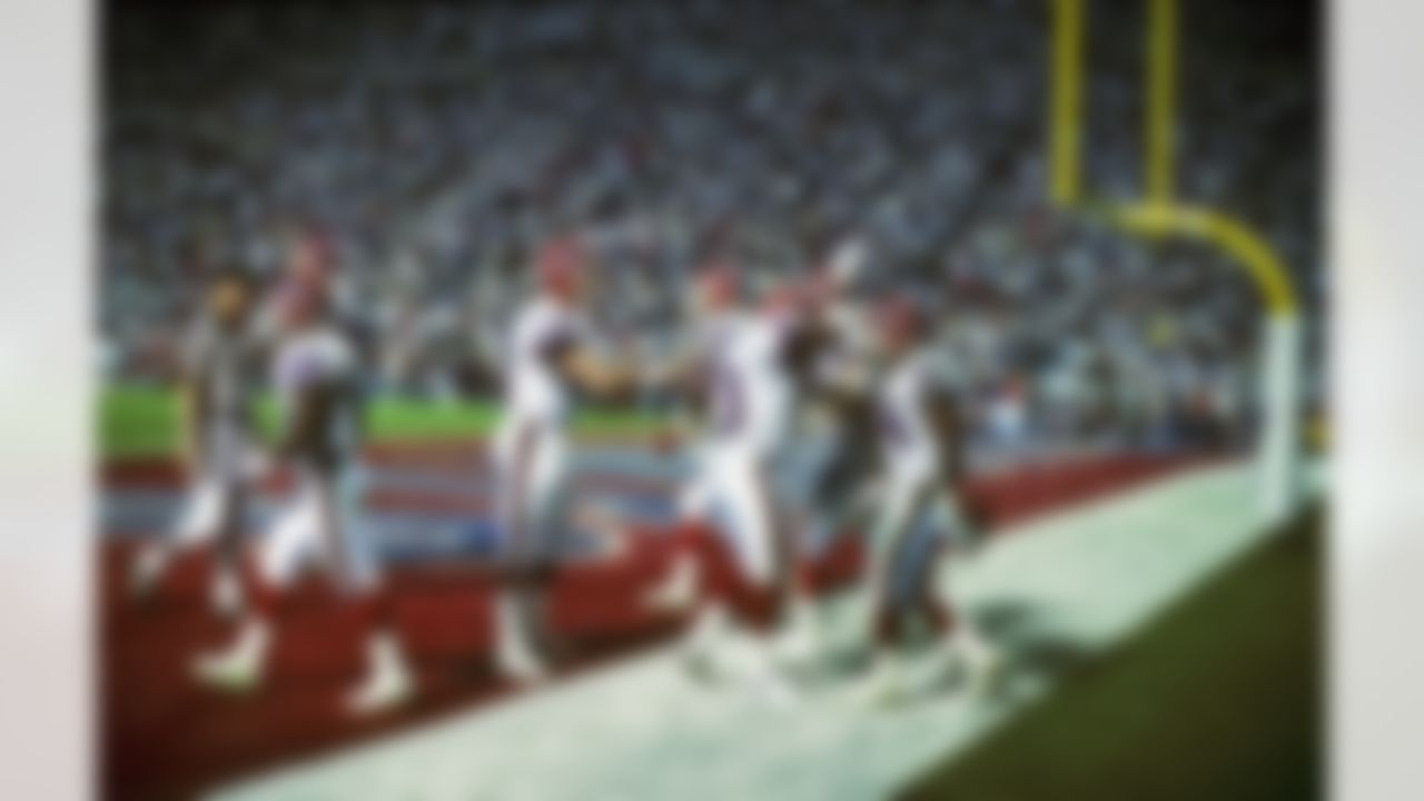 Buffalo Bills running back Thurman Thomas (34) is congratulated by his teammates after scoring on a 31-yard touchdown run on the first play of the 4th quarter of the Bills 20-19 loss to the New York Giants in Super Bowl XXV at Tampa Stadium in Tampa, FL on January 27, 1991. (National Football League)