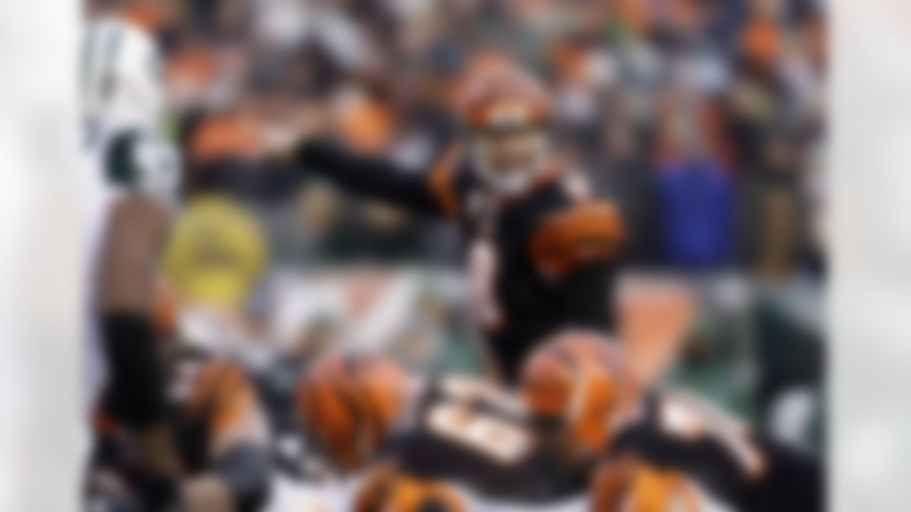 Cincinnati Bengals quarterback Carson Palmer signals at the line of scrimmage against the New York Jets during the first half of an NFL wild-card playoff football game, Saturday, Jan. 9, 2010, in Cincinnati. (AP Photo/Rob Carr)