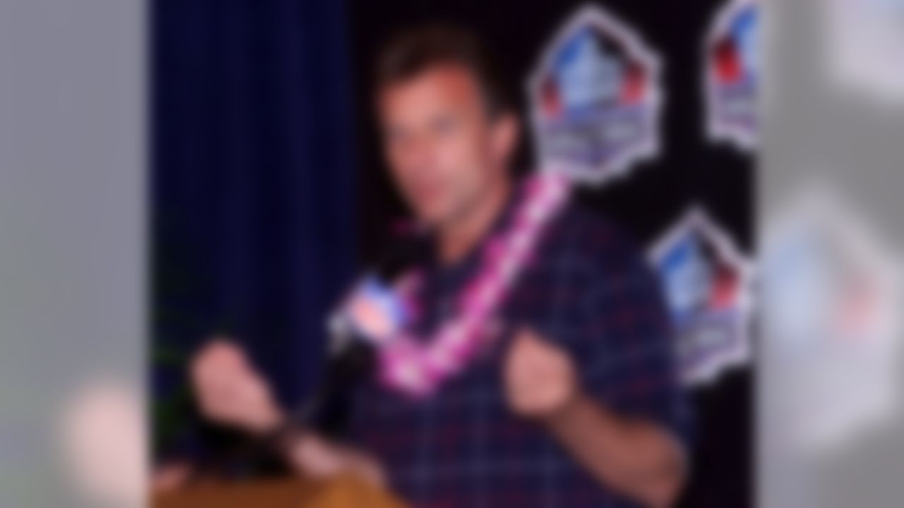 Former San Francisco 49er Joe Montana talks about his election to the Pro Football Hall of Fame at a news conference Friday, Feb. 4, 2000 in Honolulu. (AP Photo/Lenny Ignelzi)