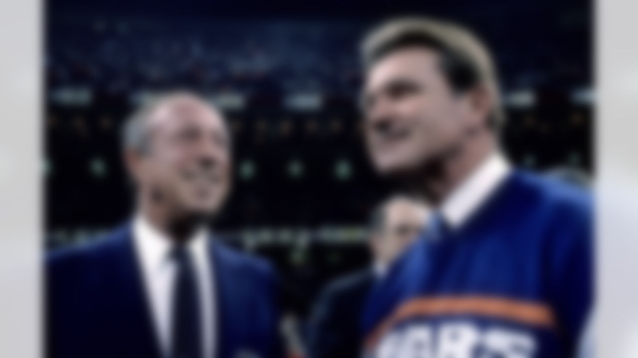 NFL Commissioner Pete Rozelle speaks with Chicago Bears coach Mike Ditka prior to Super Bowl XX in New Orleans, LA on January 26, 1986. (AP Photo/Al Messerschmidt)