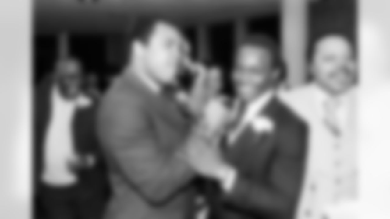 Chicago Bears all-pro running back Walter Payton keeps a firm grip on playful punch world heavyweight boxing champion Muhammad Ali waves at him in Chicago, April 8, 1979. (Charles Kenneth Lucas/Associated Press)