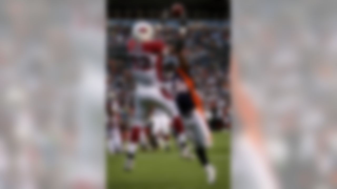 DENVER - AUGUST 30: Leonard Pope #82 of the Arizona Cardinals is unable to make a reception in the endzone as D. D. Lewis #54 of the Denver Broncos defends during NFL preseason action at Invesco Field August 30, 2007 in Denver, Colorado. (Photo by Doug Pensinger/Getty Images)