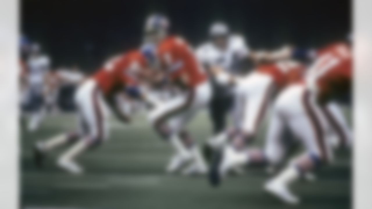 Denver Broncos quarterback Craig Morton (7) prepares to hand the ball off against the Dallas Cowboys in Super Bowl XII on January 15, 1978 at the Louisiana Superdome in New Orleans, Louisiana. (AP Photo/Vernon Biever)