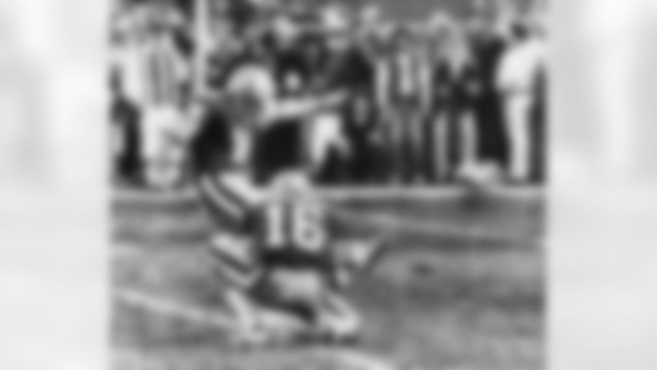 Ray Wersching (14) of the 49ers kicks the extra point, as Joe Montana (16) holds the ball, that gave them a 28-27 win over the Dallas Cowboys and a trip to the Super Bowl, Jan. 10, 1982, San Francisco, Calif. (AP Photo)