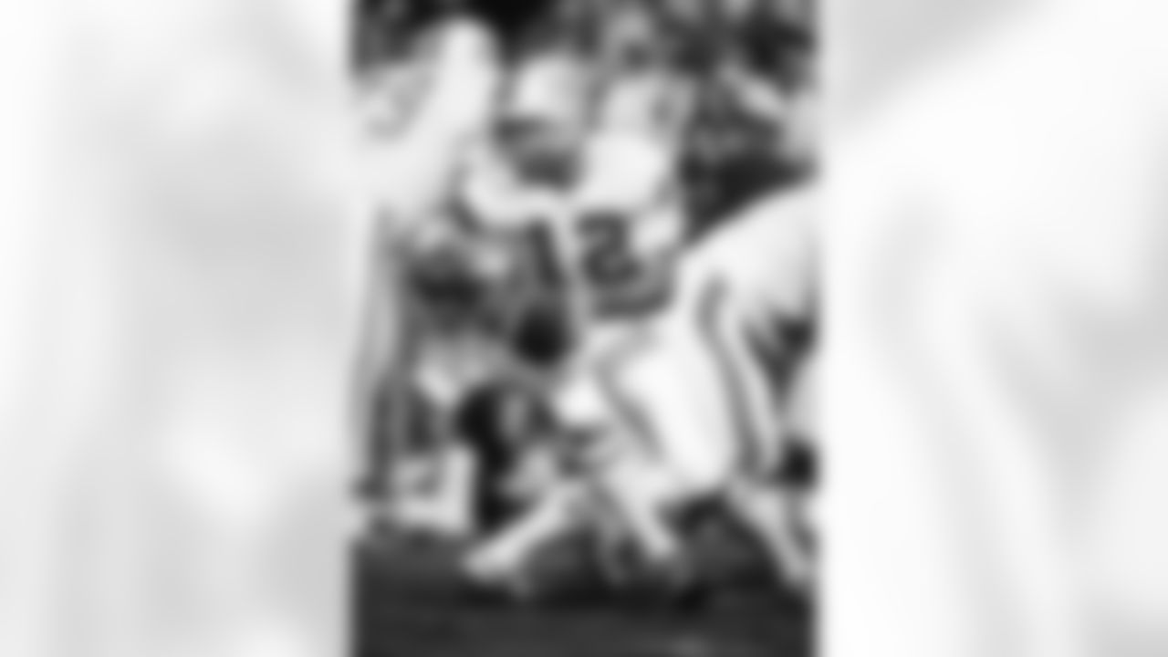 Quarterback Bob Griese connected on 8 of 11 passes for 88 yards and a touchdown as the Miami Dolphins completed the first 17-0 undefeated season in NFL history after defeating the Washington Redskins 14-7 in Super Bowl VII at the Los Angeles Coliseum on 1/14/1973. (Photo by Vernon Biever/NFL)