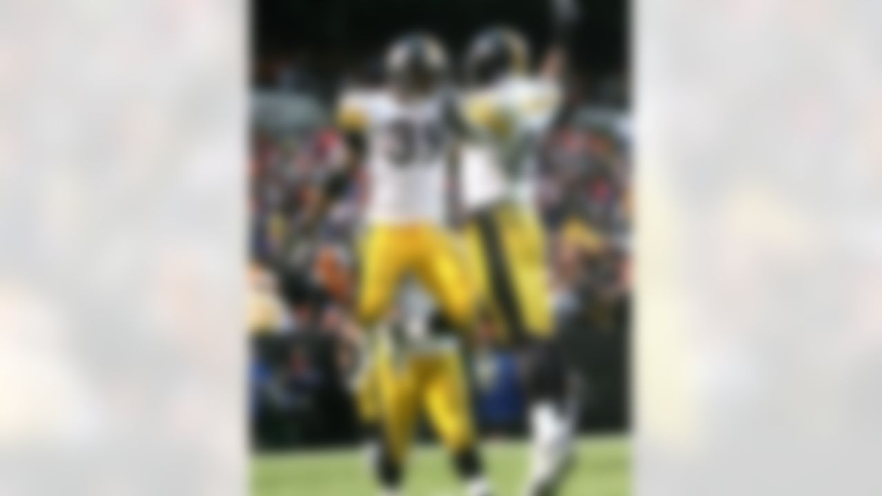 CLEVELAND - NOVEMBER 19: Willie Parker #39 of the Pittsburgh Steelers celebrates his game winning touchdown with Nate Washington #85 of the Cleveland Browns on November 19, 2006 at Cleveland Browns Stadium in Cleveland, Ohio. The Steelers defeated the Browns 24-20. Photo by Getty Images.
