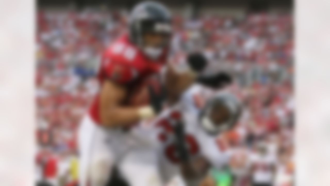 Atlanta Falcons tight end Tony Gonzalez (88) scores a touchdown in the fourth quarter as Tampa Bay Buccaneers strong safety Sean Jones (26) tries to defend. The Buccaneers defeated the Falcons 16-13 in an NFL football game Sunday, Sept. 25, 2011 in Tampa, Fla. (AP Photo/Margaret Bowles)