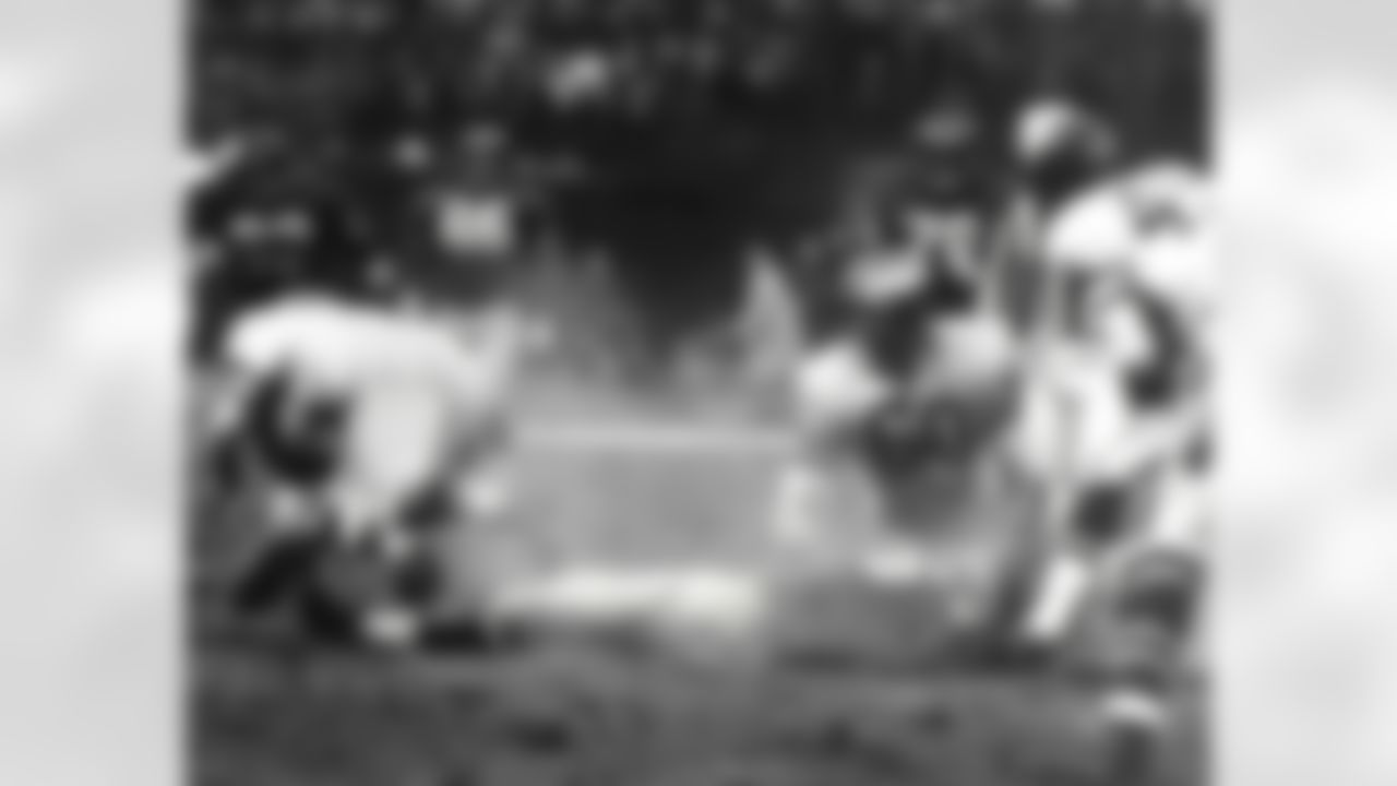 Hall of Fame linebacker Chuck Bednarik (60) of the Philadelphia Eagles looks for the loose ball fumbled by Giants Hall of Fame running back Frank Gifford as teammate Chuck Webber recovers the ball in a 17 to 10 win over the New York Giants on November 20. (National Football League)