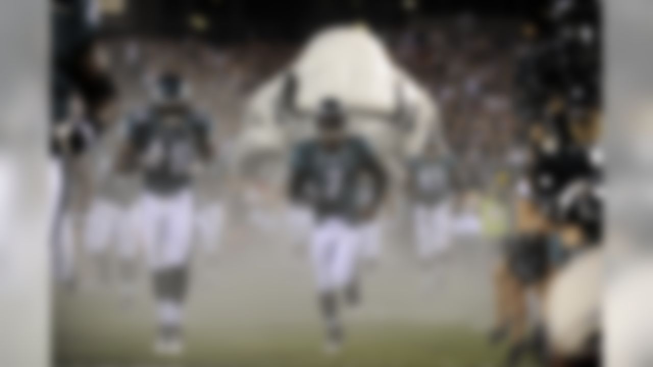 Philadelphia Eagles quarterback Michael Vick (7) and wide receiver Jeremy Maclin (18) run onto the field before an NFL football game agianst the Dallas Cowboys, Sunday, Nov. 8, 2009, in Philadelphia. (AP Photo/Michael Perez)