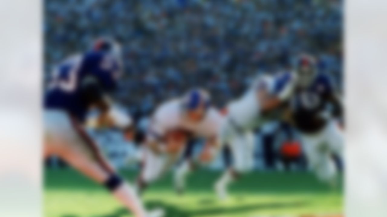 Denver Broncos quarterback John Elway lunges for the goal line to score a 10 yard touchdown in front of Giants linebacker Harry Carson (53) in Super Bowl XXI against the New York Giants, Jan. 25, 1987, at the Rose Bowl in Pasadena, Calif. (AP Photo/Phil Sandlin)