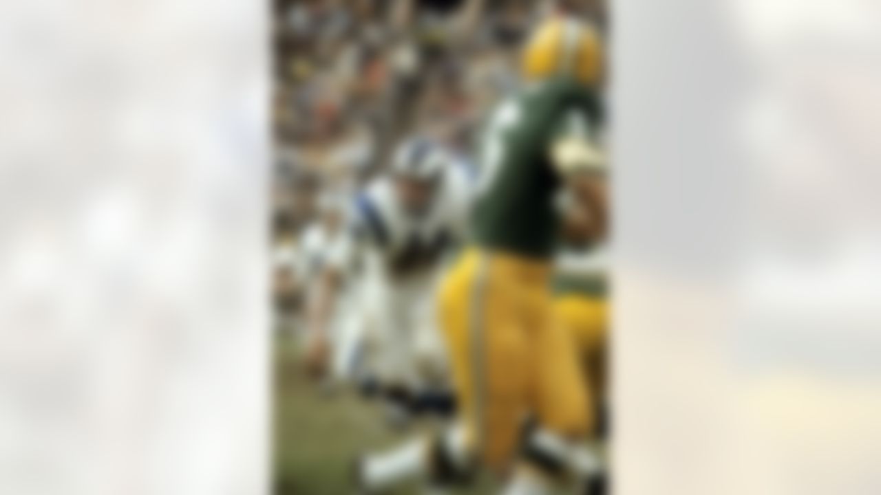 Los Angeles Rams Hall of Fame defensive tackle Merlin Olsen (74) diagnosis the play as it unfolds during a 30-13 victory over the Green Bay Packers on October 24, 1971, at the Los Angeles Memorial Coliseum in Los Angeles, California. (AP Photo/NFL Photos)