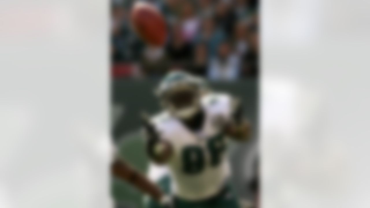 EAST RUTHERFORD, NJ - OCTOBER 14: Omar Gaither #96 of the Philadelphia Eagles unsuccessfully attempts to catch the ball for an interception against the New York Jets at Giants Stadium on October 14, 2007 in East Rutherford, New Jersey. (Photo by Nick Laham/Getty Images)