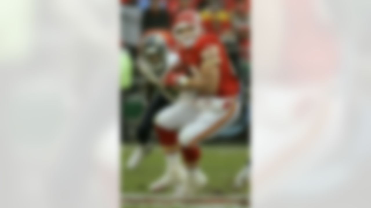 Kansas City Chiefs tight end Tony Gonzalez (88) runs the ball for a 59 yard gain after completing a pass while San Diego Chargers cornerback Drayton Florence looks on during the second quarter of a football game in Kansas City, Mo. o Oct. 22, 2006. Kansas City won the game 30-27. (AP Photo/Charlie Riedel)