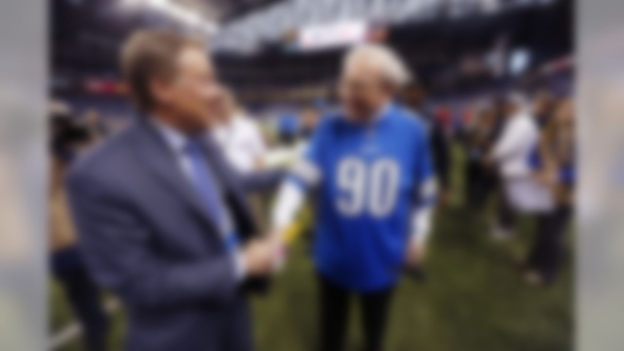 Detroit Lions Vice Chairman Bill Ford meets with Warren Buffett during pre-game warmups of an NFL football game against the Minnesota Vikings at Ford Field in Detroit, Sunday, Dec. 14, 2014. (AP Photo/Paul Sancya)