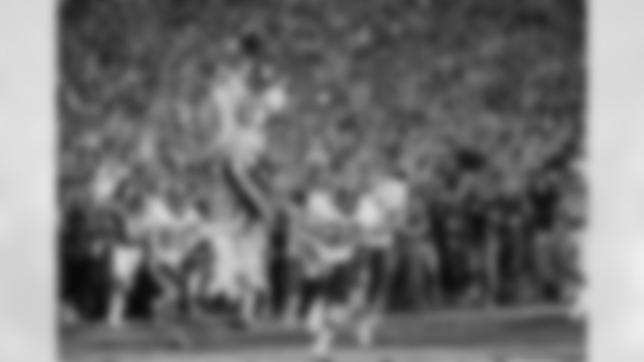 Washington Redskins receiver Charlie Brown (87) gets ready to spike the ball after he scored fourth quarter touchdown against the Miami Dolphins in Super Bowl XVII in Pasadena, CA, January 30, 1983. (Associated Press)