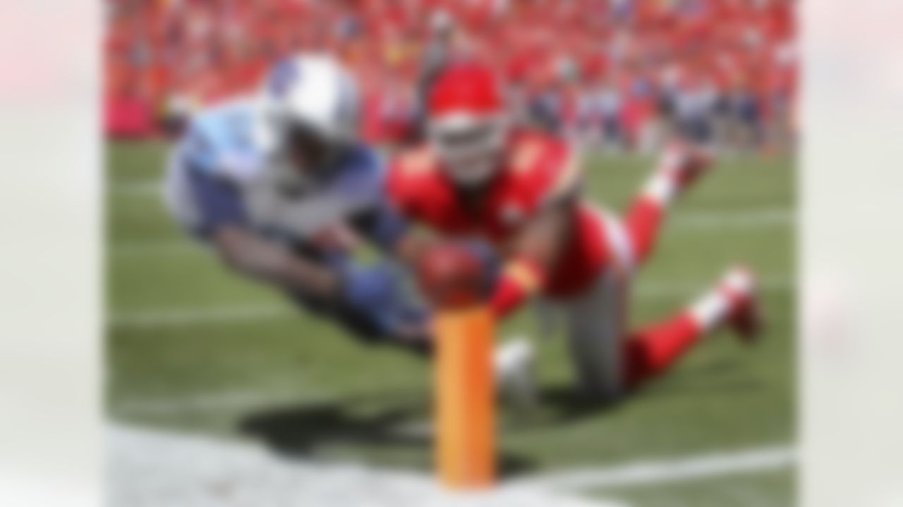 Tennessee Titans wide receiver Kendall Wright (13) scores a touchdown in front of Kansas City Chiefs cornerback Sean Smith (21). (AP Photo/Ed Zurga)
