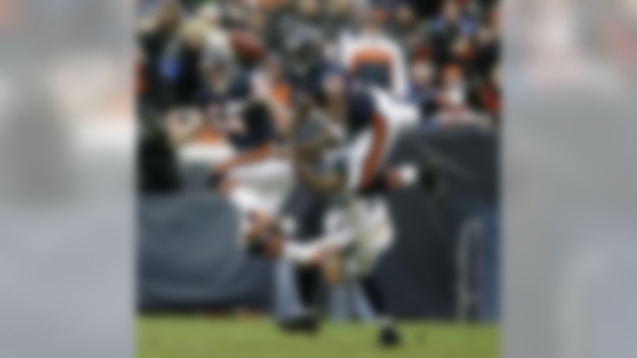 Chicago Bears linebacker Brian Urlacher (54), left, and safety Chris Harris (46) break up a pass intended for Seattle Seahawks wide receiver Darrell Jackson (82) during the second quarter of the NFC divisional playoff football game in Chicago, Sunday, Jan. 14, 2007. (AP Photo/M. Spencer Green)