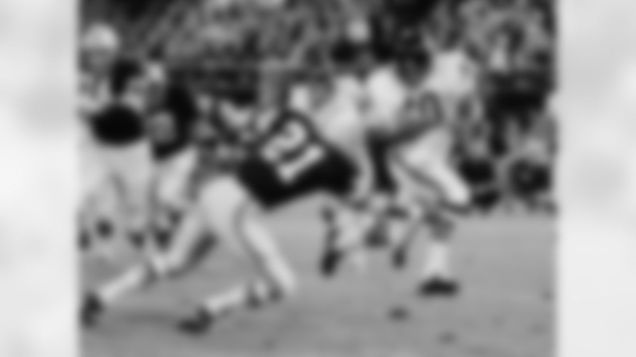 Gale Sayers (40) of the Chicago Bears grinding out yardage against the Green Bay Packers before being brought down by Bob Jeter (21) at the Midwest Shrine exhibition game in Milwaukee on Aug. 18,1967. (AP Photo/File)