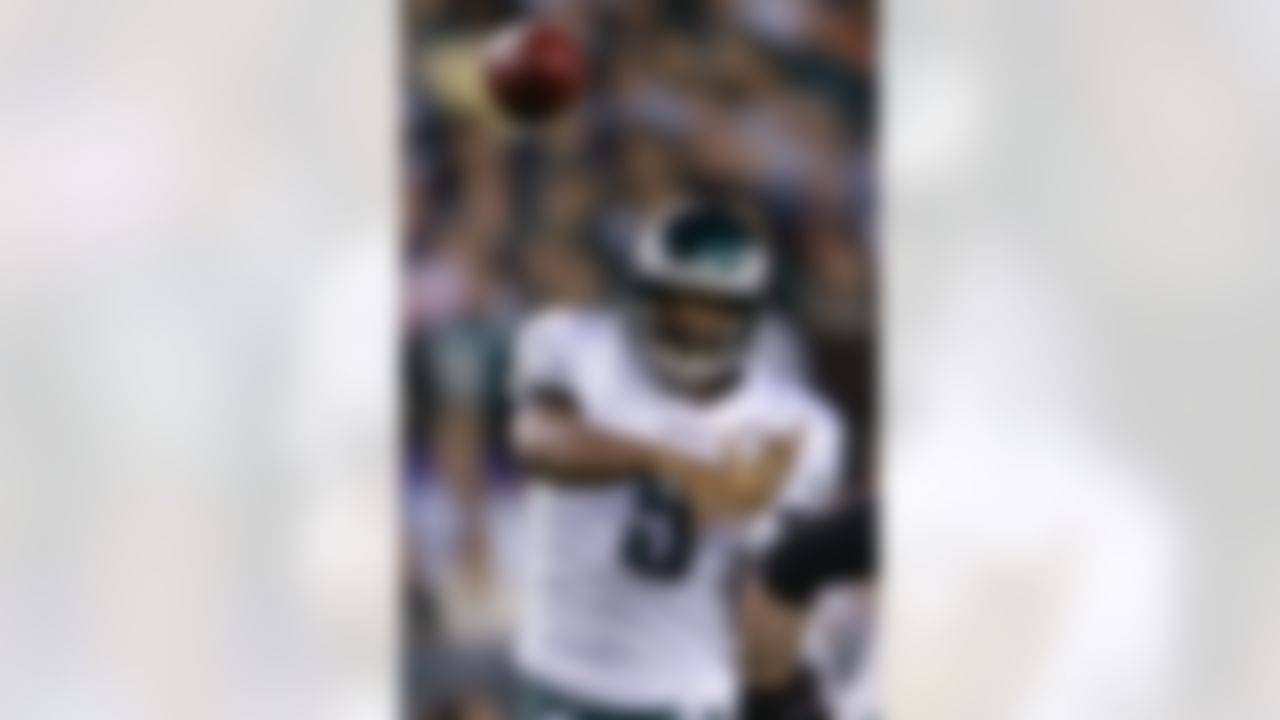 PHILADELPHIA - SEPTEMBER 17: Quarterback Donovan McNabb #5 of the Philadelphia Eagle throws a pass against the Washington Redskins at Lincoln Financial Field on September 17, 2007 in Philadelphia, Pennsylvania. (Photo by Chris McGrath/Getty Images)