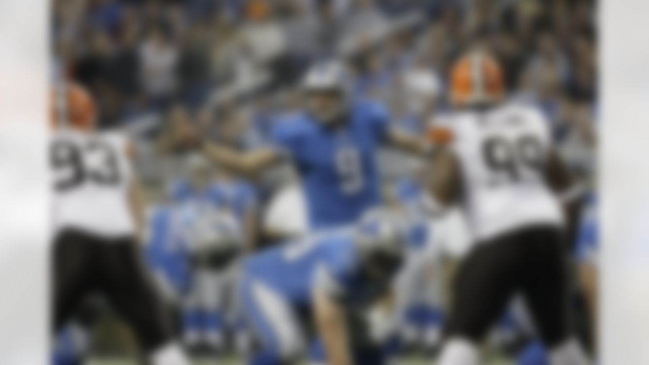 Detroit Lions quarterback Matthew Stafford audibles against the Cleveland Browns in the first quarter of an NFL football in Detroit, Sunday, Nov. 22, 2009. (AP Photo/Paul Sancya)