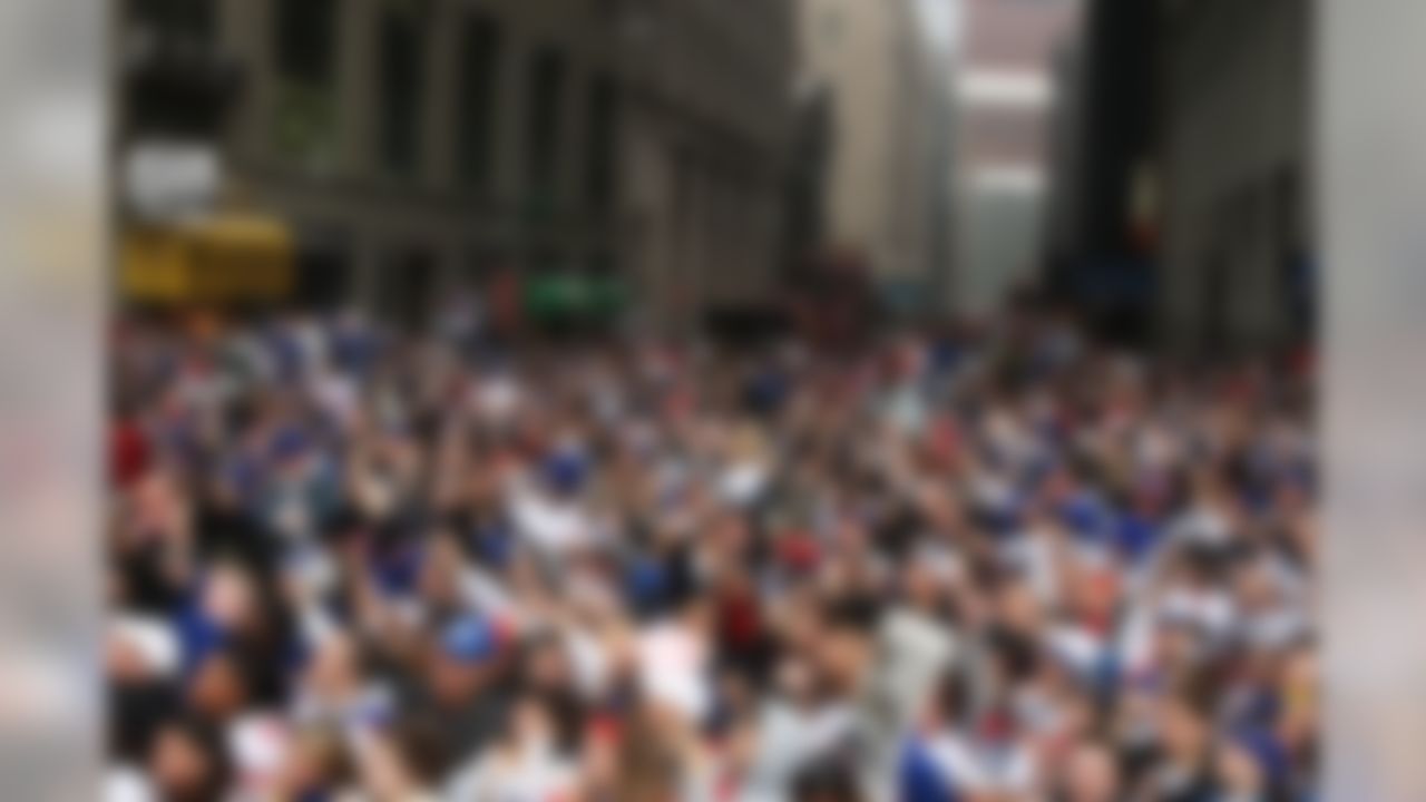 NEW YORK - FEBRUARY 05: New York Giants fans cheer the players as they pass in floats along Broadway, also known as "The Canyon of Heroes" during Super Bowl XLII victory parade in New York City. (Photo by Al Bello/Getty Images)