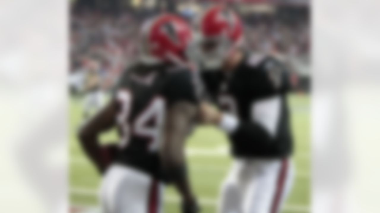 Atlanta Falcons wide receiver Roddy White (84) celebrates with quarterback back Matt Ryan after White's touchdown in the final minute of an NFL football game against the Baltimore Ravens on Thursday, Nov. 11, 2010, in Atlanta. Atlanta won 26-21. (AP Photo/John Bazemore)