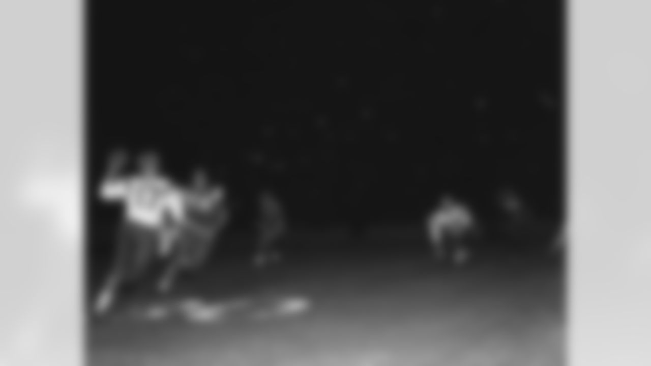 Don Meredith, (17), Southern Methodist University back, runs towards right end to throw a pass in the first quarter of the Rice-SMU game on Oct. 17, 1959 in Houston, Texas. Trying to run down Meredith is Gene Miller (74) Rice tackle. (AP Photo)